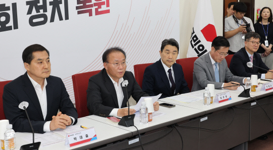 윤재옥(왼쪽 두번째) 국민의힘 원내대표가 26일 오전 서울 여의도 국회 본청에서 열린 '교권 보호 및 회복방안' 관련 당·정협의회에서 발언하고 있다.<연합뉴스>